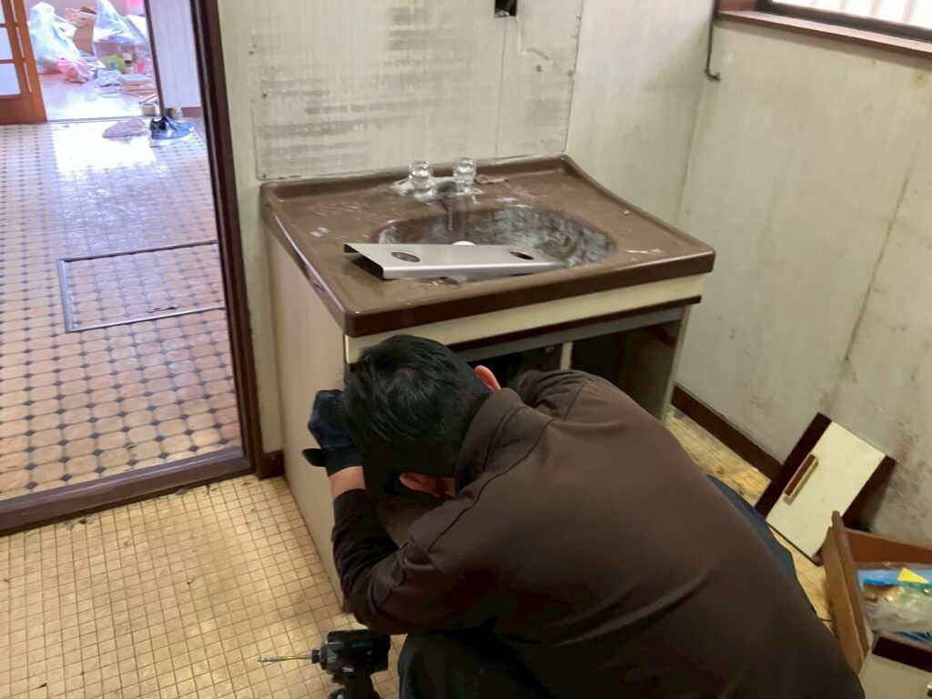 既存の洗面台を撤去している様子